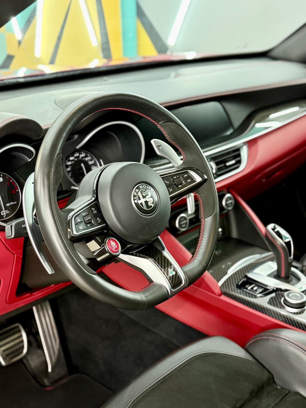 Интериор на Alfa Romeo с червена кожа