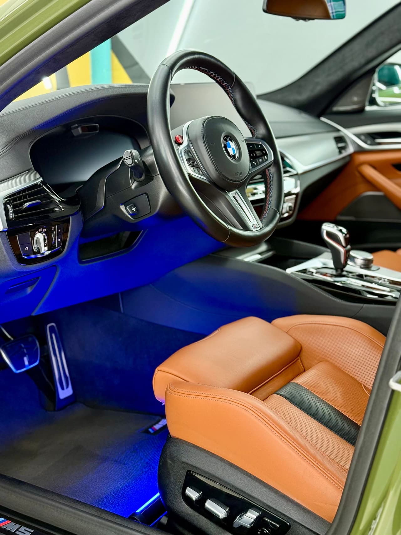 Интериор на BMW с оранжева кожа след почистване