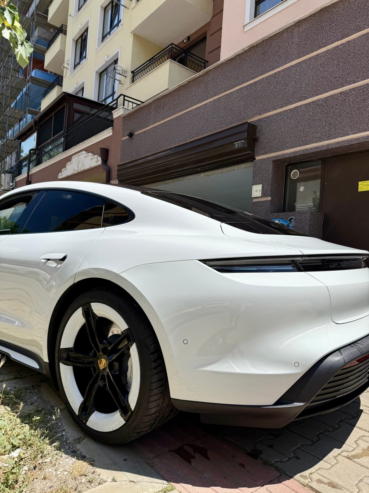 Бяло Porsche Taycan след детайлинг