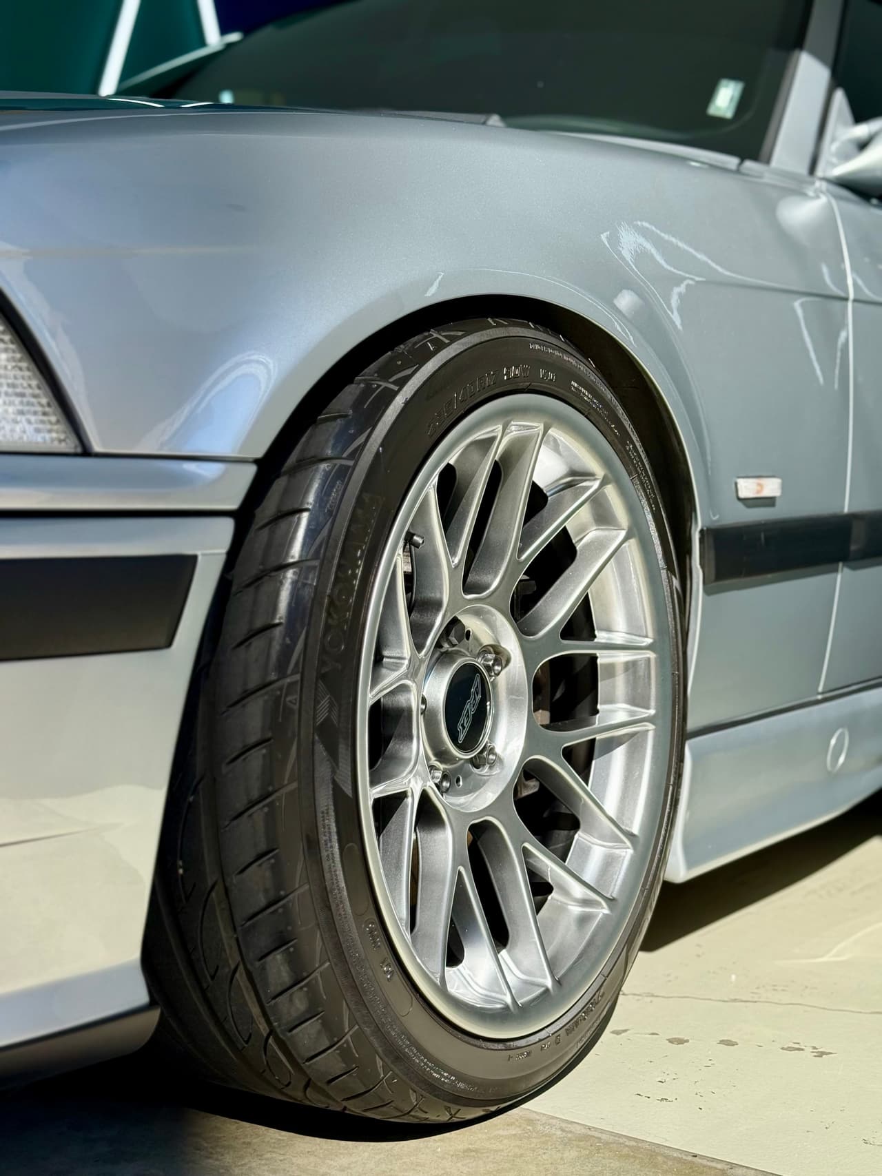 Сребристо BMW и джанта след почистване